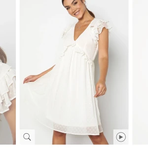 Sommarklänning från vila - Super söt sommarklänning ifrån vila! I nyskick,lappen kvar💗 säljer då den inte kom till användning, köparen står för frakt!💗