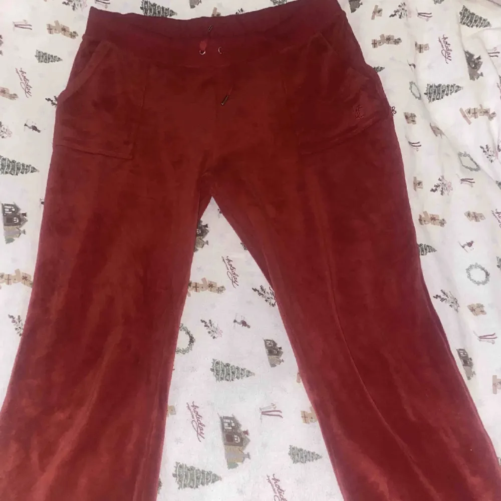 Säljer nu mina eftertraktade röda juicycouture byxorna som alltid är slutsålda😍 Sparsamt använda och i mycket fint skick! Kan tänka mig att gå ner i pris vid snabb affär🤍 Sista bilden är lånad😘. Jeans & Byxor.