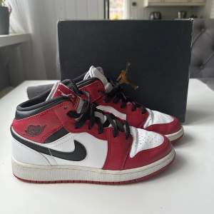 Jordan 1 chicago mid GS. Använda men i jätte bra skick. Storlek 37,5. Vill bli av med så kom med ett pris❤️