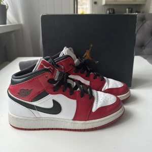 Jordan 1 chicago - Jordan 1 chicago mid GS. Använda men i jätte bra skick. Storlek 37,5. Vill bli av med så kom med ett pris❤️
