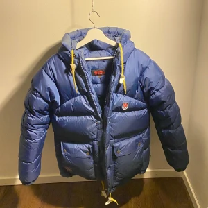 Fjällräven Expedition Down Lite - Hej, säljer min Fjällräven jacka. Storlek XXS men passar allt från 160-190 cm, beroende på hur du vill att den ska sitta. Allt ”puff” är kvar, skicket är bra med en ”flaw” som jag kan skicka bild på i DM. Nypris va 7000kr. Hör av dig!