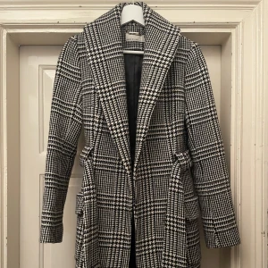 Karen Millen Checked Coat - Superfin kappa i 80% ull. Storlek 38 men sitter ganska tight, skulle säga att den passar 36 bättre! Endast använd en gång. Köpt i London för ungefär 3500kr.