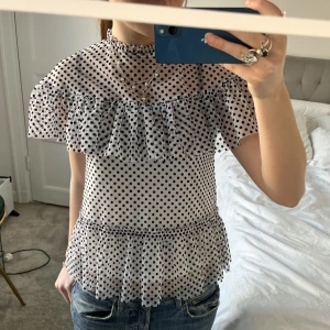 Topp!  - Så fin prickig topp, prickarna är o samet vilket gör tröjan så fin! Står storlek 8 skulle säga att den passar någon som har s/m men även Xs❤️