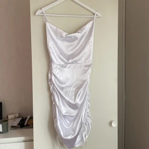 Klänning shein - En klänning från SHEIN som är använd 1 gång, jätte fin och som ny 