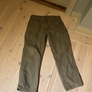 Carhartt carpenter pants  - Vintage carhartt carpenter pants. Khaki grön men har blivit Washed till en khaki/grå färg. Skriv för fler bilder, tar bud