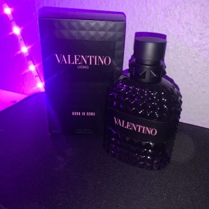 Valentino parfym 100ML - Fick den i julklapp men säljer då den inte kommer till användning för jag redan har två go too parfymer. Bara test sprutat. Kostar 1050kr i nypris 
