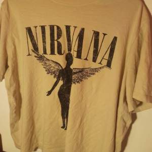 Jättefet Nirvana tröja i jättemysigt material, knappt använd dock för att den är ben vit och jag håller mig till svart:)