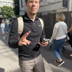 Axel arigato half zip - Säljer denna tröja då jag knappt använder den längre, den är i bra skick och inköpt för 1800kr