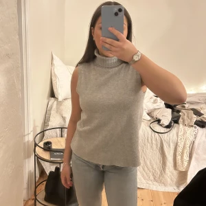 Trendig polo storlek S - Trendig polo i storlek S, mjukt lite luddigt tyg, perfekt skick! 150kr Postas / möts i uppsala Säljer mycket på sidan, paketpris kan ordnas!