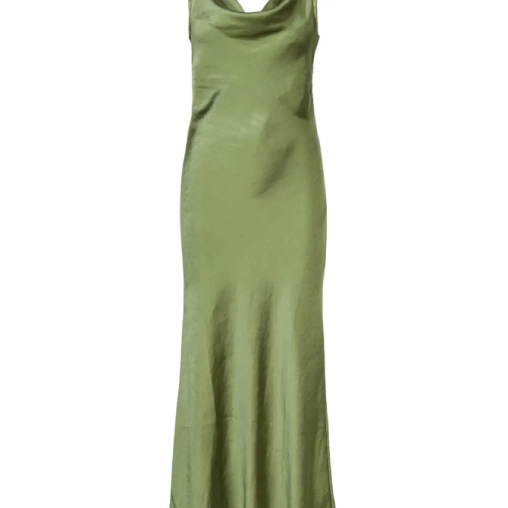 Säljer denna gröna maxiklänning från märket bzr! Aldrig använd, originalpris 1100 kr.  Storlek 36. Klänningar.
