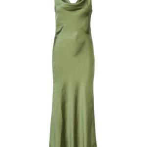 Säljer denna gröna maxiklänning från märket bzr! Aldrig använd, originalpris 1100 kr.  Storlek 36