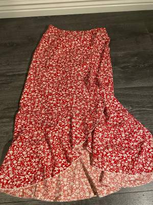 Lång röd kjol från shein. Helt oanvänd och säljer eftersom den inte kommer till användning. Pris kan diskuteras. Skriv för fler bilder💞