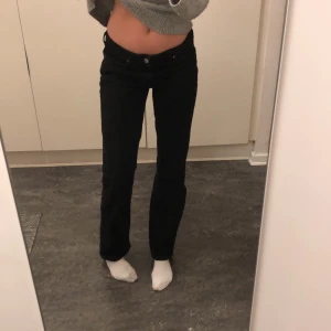 Svarta lågmidjade jeans  - Jättefina lågmidjade jeans som tyvärr är lite stora för mig och använda 2 gånger och tyvärr inte kommer till användning men är verkligen så fina . Jag är 172 i längden och det är stl 25/32 men passar mig i längden super. Nypris 600kr 