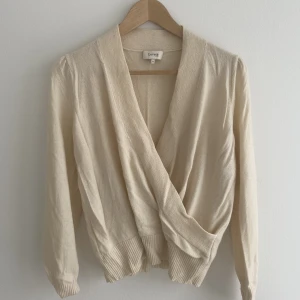 Kofta - Supersnygg och stilren kofta från Levate room. Använd endast 2 gånger. 