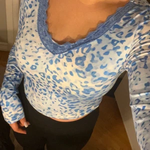 Blå leopardmönstrad topp - Blå leopardmönstrad topp i strechigt material och storlek M.