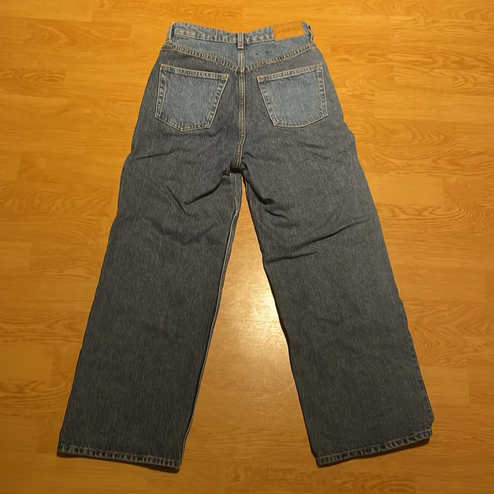 Säljer vida block jeans i storlek XS från Monki. Jag är 157 för referens.  De är knappt använda.. Jeans & Byxor.