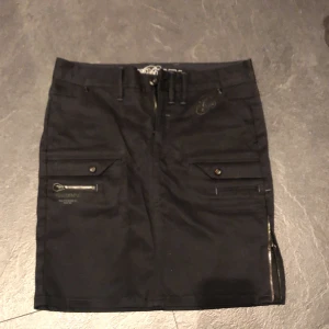 Kjol - Tuff skjol fr G-STAR RAW. Många coola detaljer. Nyskick. Size 25 motsvarar stl 34/36