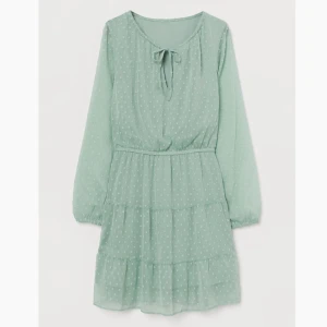 Chiffongklänning  - Fin chiffongklänning från HM. Blå/grön pastellfärg. Superfin men kommer tyvärr inte till användning. 