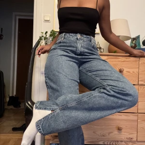 Jeans med splitt i benen  - Knappt använda jeans. Säljer då de inte passar längre.