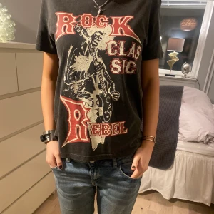 T-shirt med tryck - Sååå cool och najs t-shirt, trycket är verkligen så snyggt och perfekt till jeans!!😍🙌🏼 älskar men måste rensa min garderob🥰 är 169cm lång som referens ❤️
