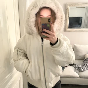 Kattig bombarjacka - Skitcool men kommer ej till användning! Ordinariepris 900kr 