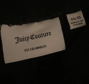 Juicy couture  - Lägger upp igen! Säljer nu mina juicy byxor för har köpt nya och dom är för stora storleken är typ XS men passar även S dom är svarta och inga skador. Säljer för 700 men +frakt som är kanske 55kr så blir de totalt 755kr❣️