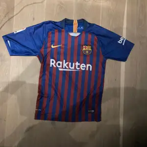 Barcelona med namnet Messi bakom tröjan och nummer 10. Bra skick. Oanvänd. 