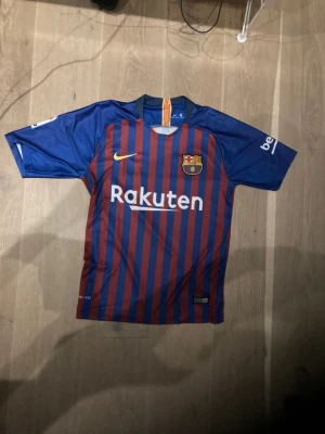 Barcelona/Messi tröja  - Barcelona med namnet Messi bakom tröjan och nummer 10. Bra skick. Oanvänd. 