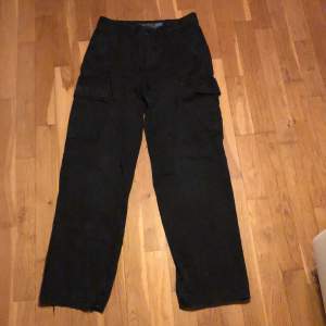 Basic svarta målarbyxor/Cargo pants, inte min stil så säljer