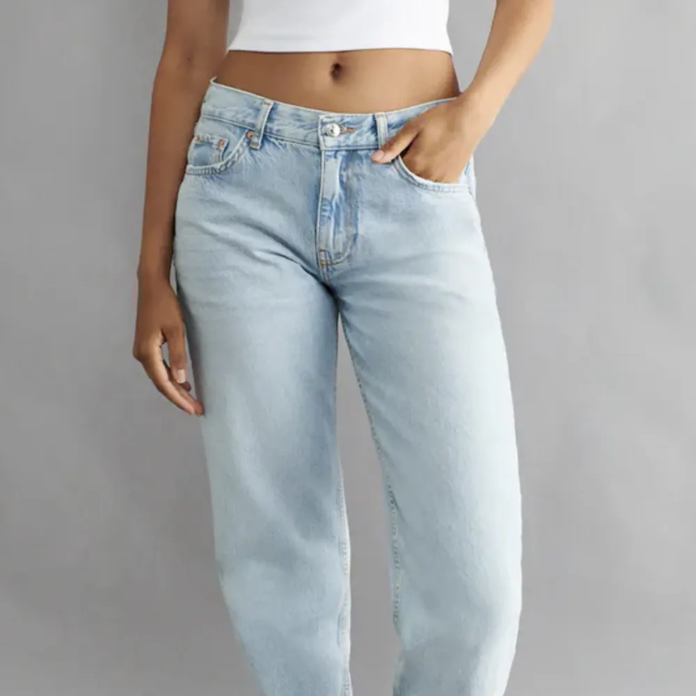  Fina lågmidjade jeans från Gina Tricot i bra skick. Kommer inte till användning längre där av säljer jag! ❤️ Hör av er vid frågor💗. Jeans & Byxor.