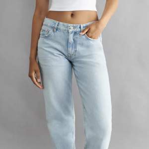  Fina lågmidjade jeans från Gina Tricot i bra skick. Kommer inte till användning längre där av säljer jag! ❤️ Hör av er vid frågor💗