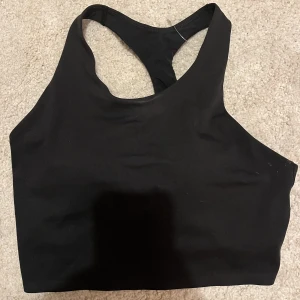 Sport-bh från Uniqlo - Snygg jätteskön sport-bh från uniqlo (lent material) 😍 är i strl S och har inbyggd mesh fordring med två kupor för maximal komfort. Aldrig testat någon liknande sport-bh! Har så många så kommer inte till användning. Enbart testad o köpt för ca 290kr 🥰