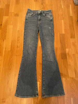 Ginatricot jeans - Vanliga bootcut jeans i sjukt bra passform från Gina. 
