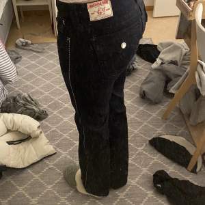 Lågmidjade True religon jeans i storlek 31, helt oanvända🫶🏻 Midjemått: 42cm rakt över Innerbenslängd: 85cm 