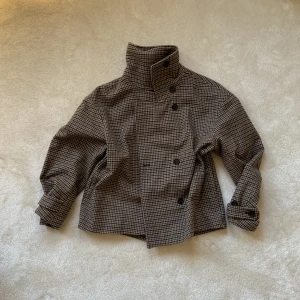 Arket Kappa - Säljer min kappa från Arket då den inte fått någon användning. Storlek 40 men passar mig som är s 💗 Skriv om ni vill ha fler bilder/mått 🫶🏻 Kan mötas upp i Stockholmsområdet