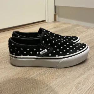 Vans - Säljer dessa prickiga vans, jätte gulliga samt bekväma men kommer bara inte till användning❤️‍🔥300+109kr i frakt