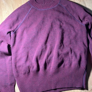 Röd tjock tröja - Den ser lila ut på bilden men den e röd