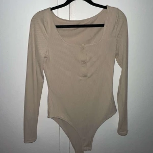 Body  - Beige body aldrig använd ingen body i min smak- kontakta för mer information 