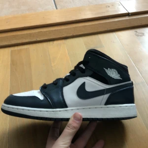 Air Jordan 1 mid dark teal  - Hej, säljer nu mina Jordans eftersom dom blivit för små. Dom är andvända 1 halv år men ser så gott som nya ut. Dom är köpta på kicks and stuff i Göteborg för 2999 Kan fraktas eller mötas upp i Göteborg 