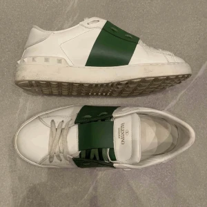 gröna valentino skor - säljer mina jättefina valentinoskor som inte kommer till användning då jag har köpt ett par andra!💕knappt använda