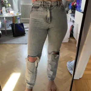 Supersnygga och sköna jeans. Dem är för små för mig i midjan💕kortare modell men passar dem upp till 165 cm. Dem är i väldigt fint skick⭐️