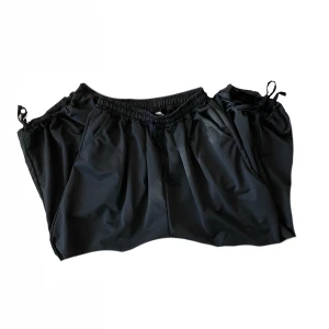 Parachute Pants  - Svarta Parachute Pants, säljer för att dom är korta på mig. Passar någon i längden 163-170
