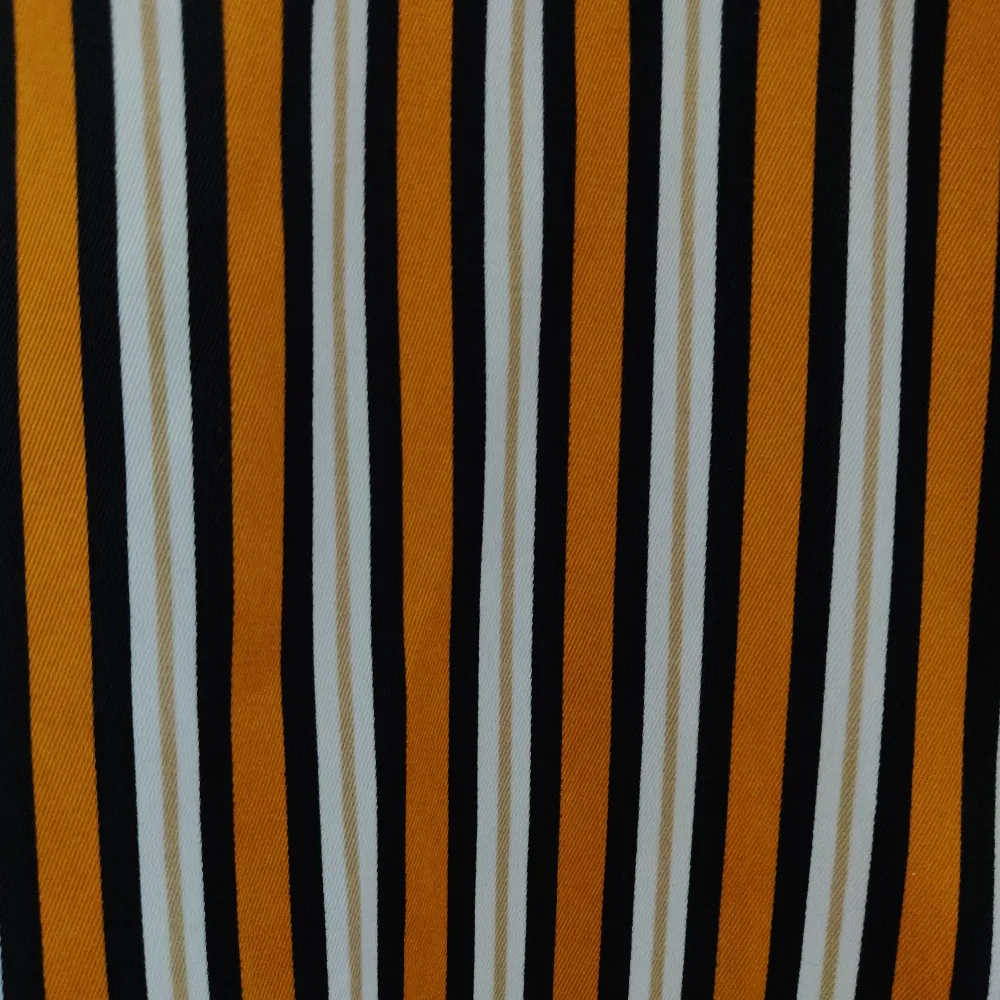 Urskön skjorta med orangea, svarta, vita och guldiga linjer. Supersmjukt och skönt tyg som faller vackert🧡. Skjortor.