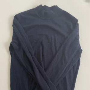 Halv polo Massimo dutti - Bra skick nästan som ny. Snygg att ha med skjorta under storlek L passar även M