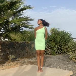 Klänning från bershka  - Ribbad grön fodralklänning från Bershka. Stretchig och superfin på kroppen! 