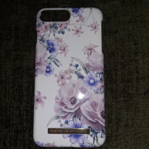 Iphone skal - Hej  Säljer ett iPhone skal vet ej till vilken mobil, men det är blommor på det, 15 kr för den. Finns i eslöv att hämta kan med skickas frakt tillkommer. Tar swish och kontanter.