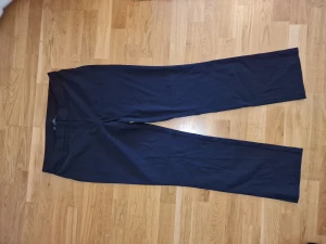 Svarta kostymbyxor - Super fina oanvända kostymbyxor med bakfickor, inga fickor fram. Fler bilder kan skickas vid intresse🫶🏼