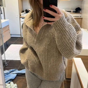 Stickad beige tröja - Från gina, typ aldrig använd. Jättemysig oxh fin💗💗💗frakt tillkommer 