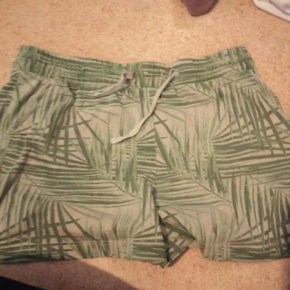 Shorts med palmer storlek 170 enkla till sommaren . Shorts.