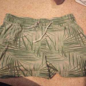 Shorts med palmer storlek 170 enkla till sommaren 
